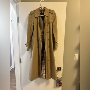 Classic Burberry trench coat, size 2 Long